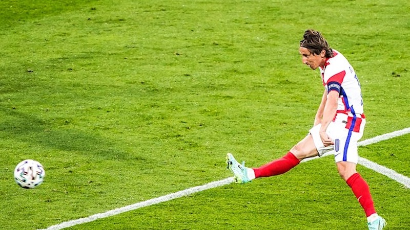 Luka Modric cũng là một bậc thầy của kiểu sút kỹ thuật này