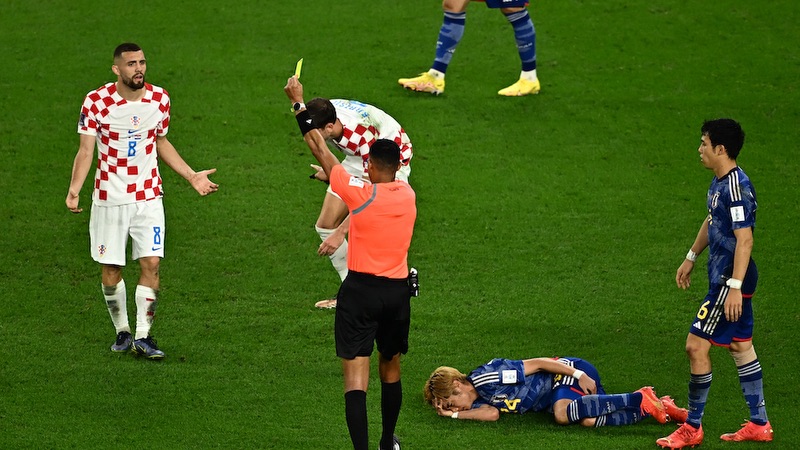 Treo giò là gì? Tại sao treo giò bị coi là để trừng phạt trong bóng đá?