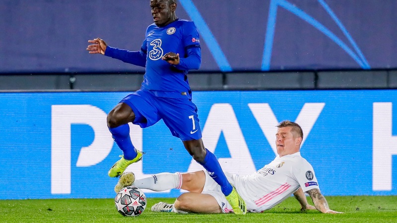 Tiền vệ mỏ neo là gì?