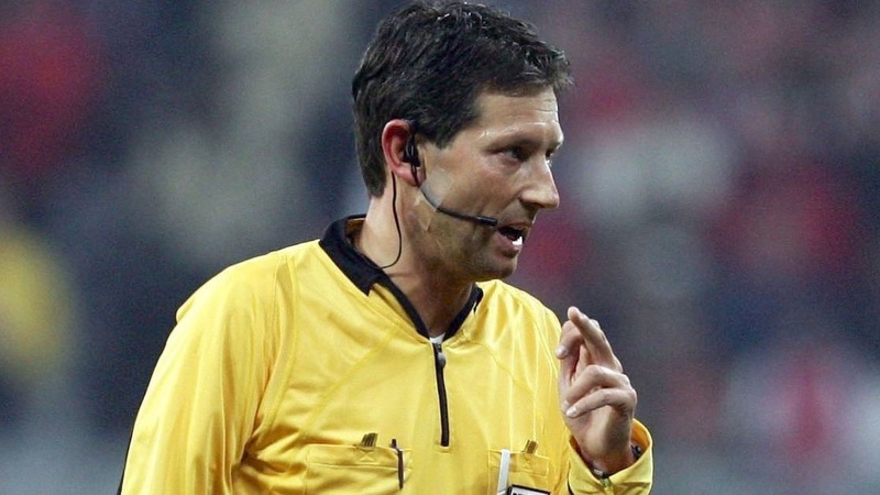 Franck de Bleeckere cũng để lại nhiều ấn tượng khi cầm còi